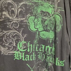 1625. Men’s Chicago Blackhawks Green & Black Long Sleeve Shirt GUC